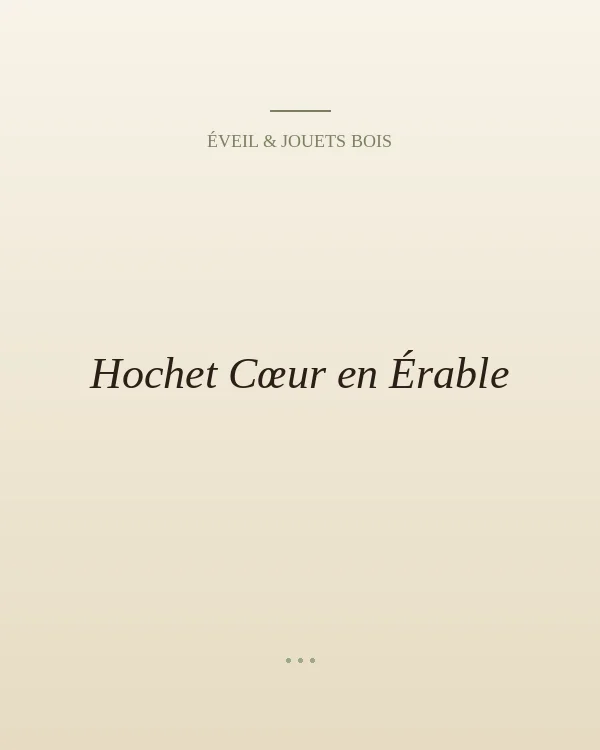 Hochet en bois d'érable en forme de cœur.