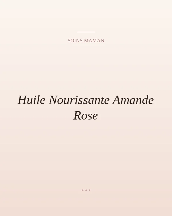 Bouteille en verre avec huile et pétales de rose.