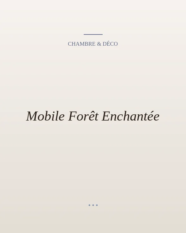 Mobile en bois avec formes de feuilles et animaux.